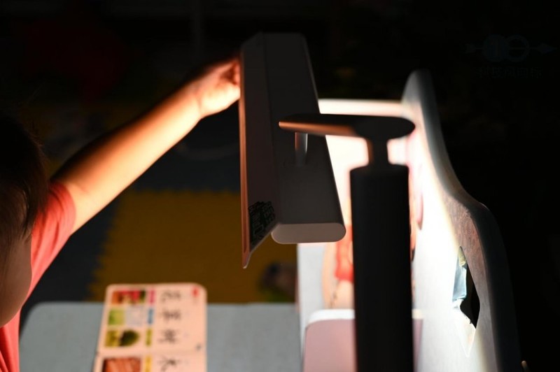 眼爸爸学习台灯体验：长时间学习更护眼，小朋友读书更舒服