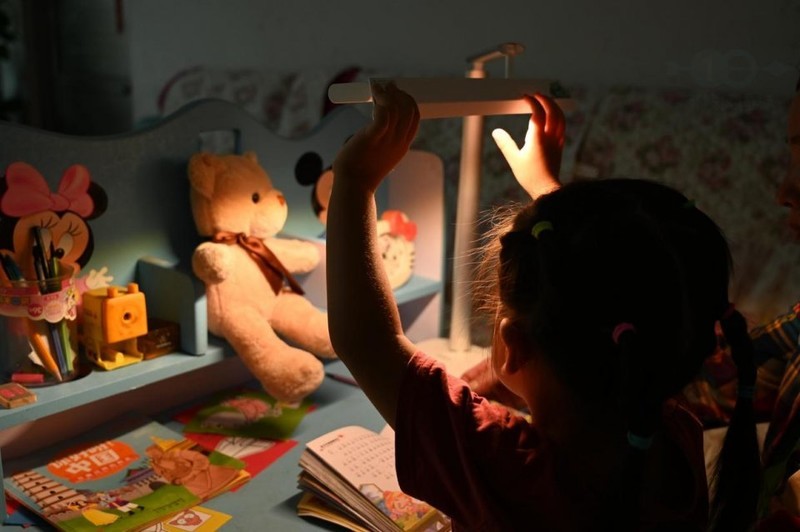 眼爸爸学习台灯体验：长时间学习更护眼，小朋友读书更舒服