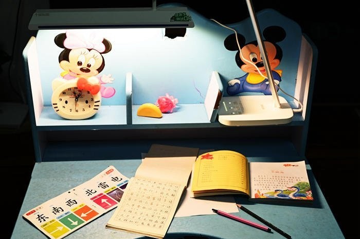 眼爸爸学习台灯体验：长时间学习更护眼，小朋友读书更舒服