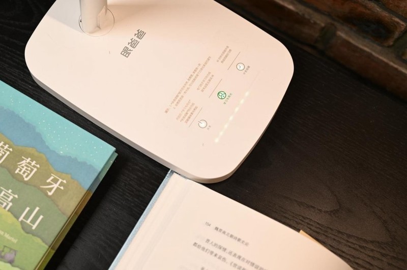 眼爸爸学习台灯体验：长时间学习更护眼，小朋友读书更舒服