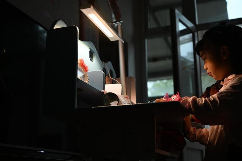 眼爸爸学习台灯体验：长时间学习更护眼，小朋友读书更舒服