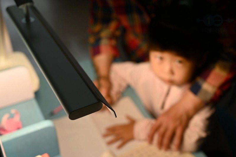 眼爸爸学习台灯体验：长时间学习更护眼，小朋友读书更舒服