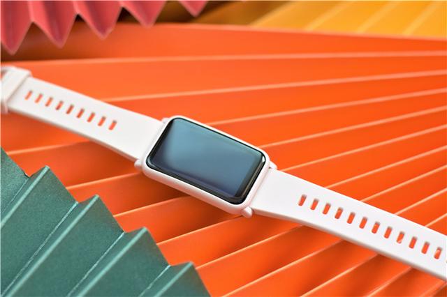 荣耀手表ES实际体验如何：1.64英寸大屏，丰富健康监控管理