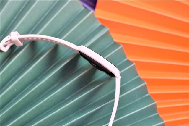 荣耀手表ES实际体验如何：1.64英寸大屏，丰富健康监控管理