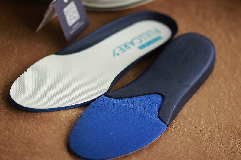 柔软舒适百搭的 七面头层牛皮轻弹小白鞋