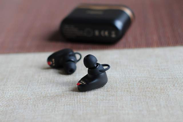 “大块头大智慧”，说说刚到手的雷柏Ti100真无线蓝牙耳机