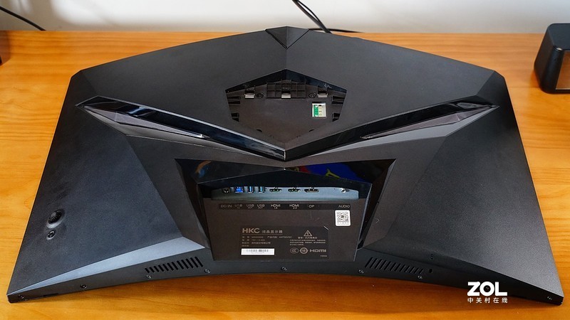 不折腾不快乐，再玩各种桌面好物，显示器、键鼠、耳机、充电器等等全都有