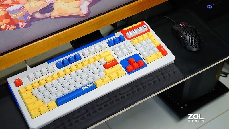 不折腾不快乐，再玩各种桌面好物，显示器、键鼠、耳机、充电器等等全都有