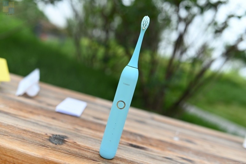 更适合小孩电动牙刷，轻柔呵护口腔，Combo咸蛋超人电动牙刷上手
