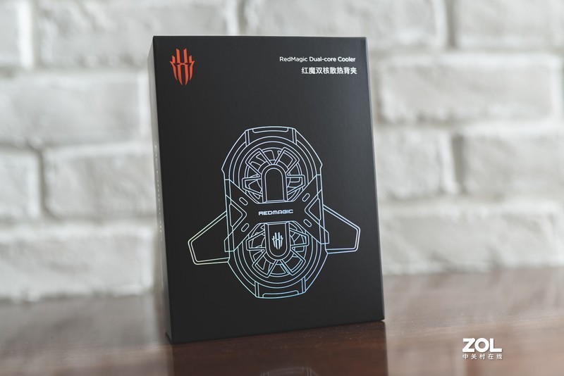 体积不大，但散热性极强的红魔双核散热背夹，用过后都直呼好家伙