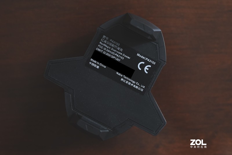 体积不大，但散热性极强的红魔双核散热背夹，用过后都直呼好家伙