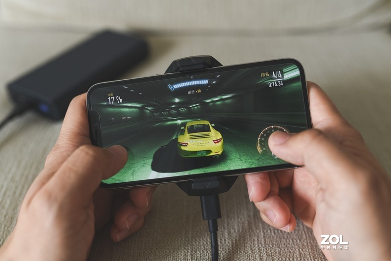 体积不大，但散热性极强的红魔双核散热背夹，用过后都直呼好家伙