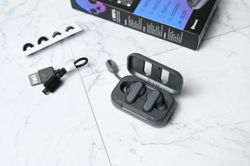 简约时尚真无线耳机，伴你轻装上阵，Skullcandy Dime迷你豆上手