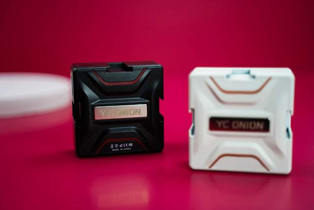 小巧便携，用法灵活。视频图文都需要的布朗尼LED摄影灯