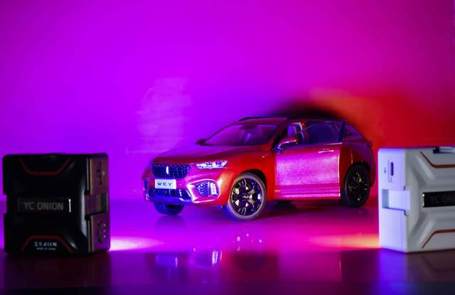 小巧便携，用法灵活。视频图文都需要的布朗尼LED摄影灯