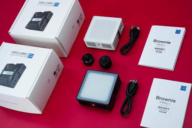 小巧便携，用法灵活。视频图文都需要的布朗尼LED摄影灯