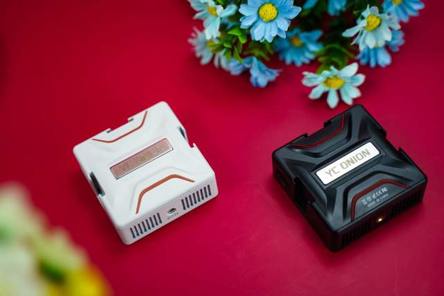 小巧便携，用法灵活。视频图文都需要的布朗尼LED摄影灯