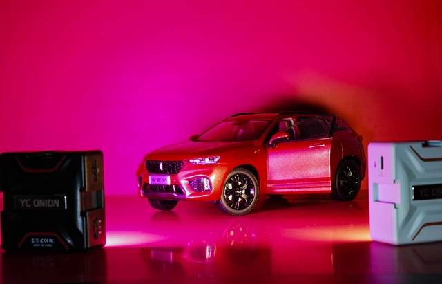 小巧便携，用法灵活。视频图文都需要的布朗尼LED摄影灯