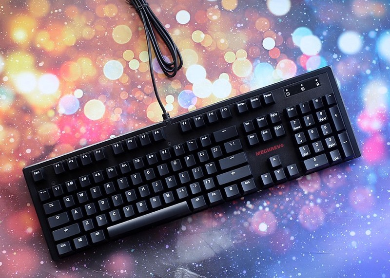 青轴设计简单大方,机械革命游戏键盘晒单