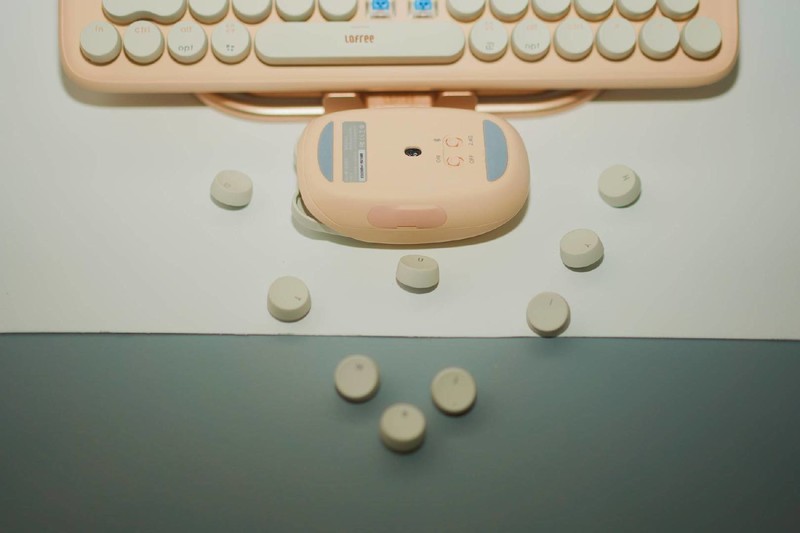 送上洛斐无线蓝牙键盘鼠标套装，追上女神