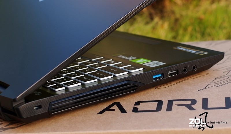 AORUS 5强调内在与可换电池之平价电竞笔电开箱解析