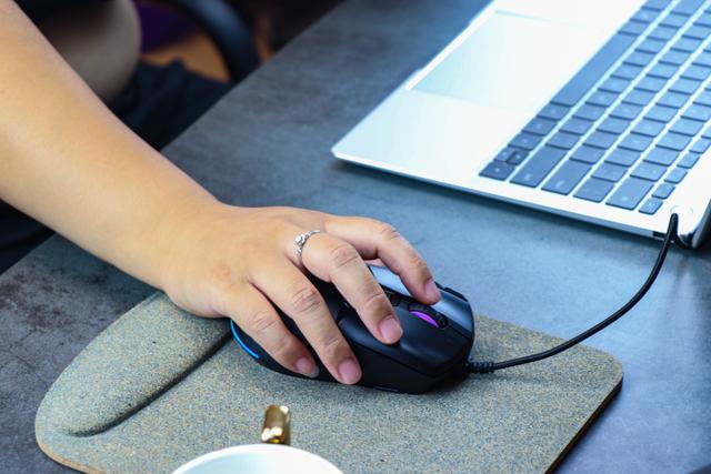 明明很好看，非要拼实力。上手雷柏V330红外电竞鼠标