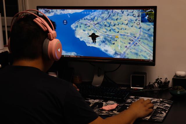 明明很好看，非要拼实力。上手雷柏V330红外电竞鼠标