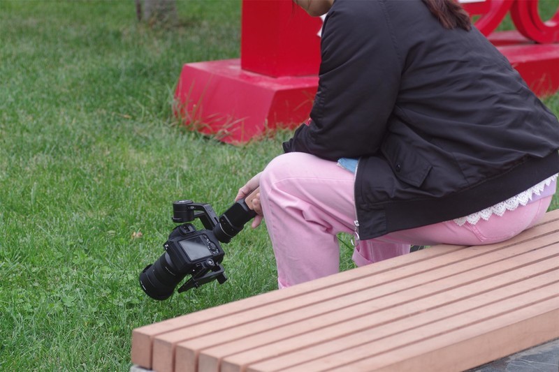 新手拍视频选对不选贵，飞宇AK2000C三轴微单稳定器评测