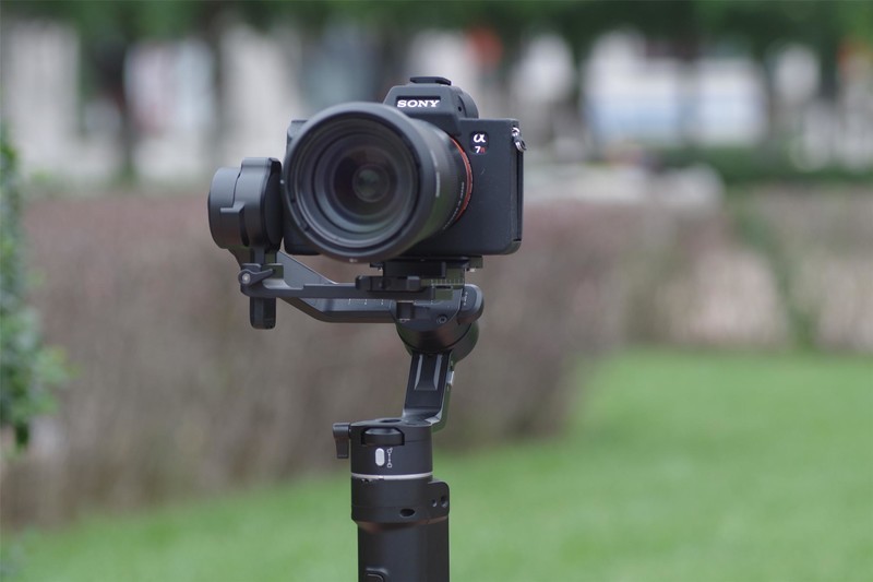 新手拍视频选对不选贵，飞宇AK2000C三轴微单稳定器评测