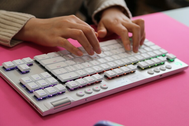 【梦想无线桌面】外设教皇：罗技PRO X superlight轻量化鼠标 G913tkl白色机械键盘