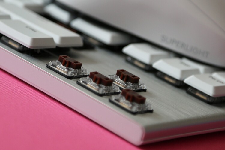 【梦想无线桌面】外设教皇：罗技PRO X superlight轻量化鼠标 G913tkl白色机械键盘