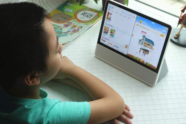 贴心的保驾护航、丰富的儿童教育内容，华为小精灵学习智慧屏体验