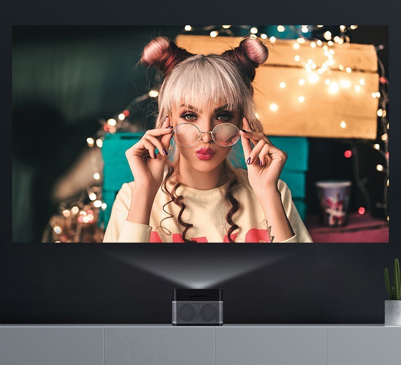 小居室生活品质智能提升！慧示一骑绝尘，超短焦投影引来新赛点