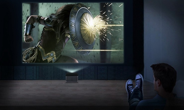 小居室生活品质智能提升！慧示一骑绝尘，超短焦投影引来新赛点