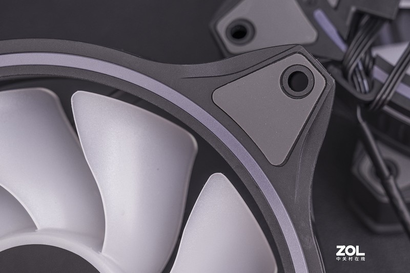 玩RGB和散热都专业，馋哭隔壁孩子的酷冷至尊 冰神G360幻境