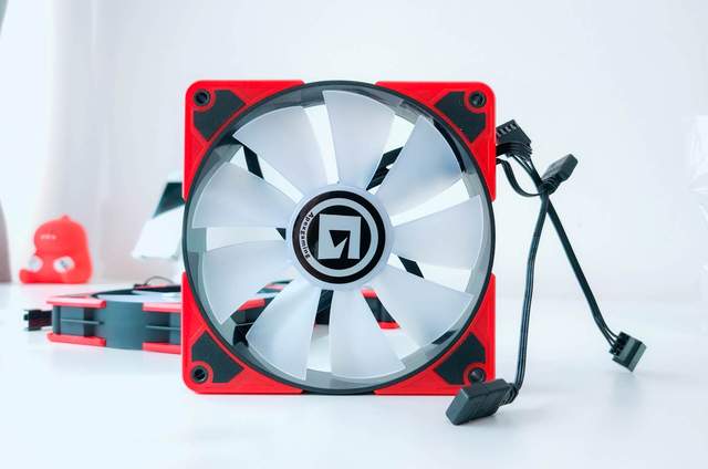 冷头带涡轮风扇，艾湃电竞360 OC水冷评测：极致静音+旋转式安装