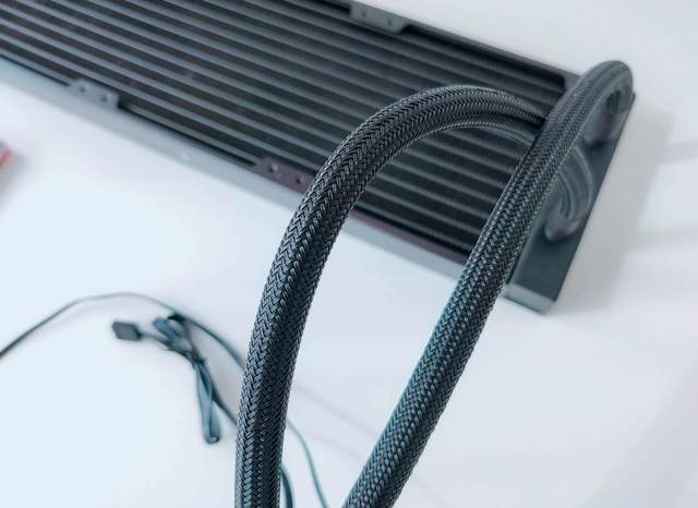 冷头带涡轮风扇，艾湃电竞360 OC水冷评测：极致静音+旋转式安装