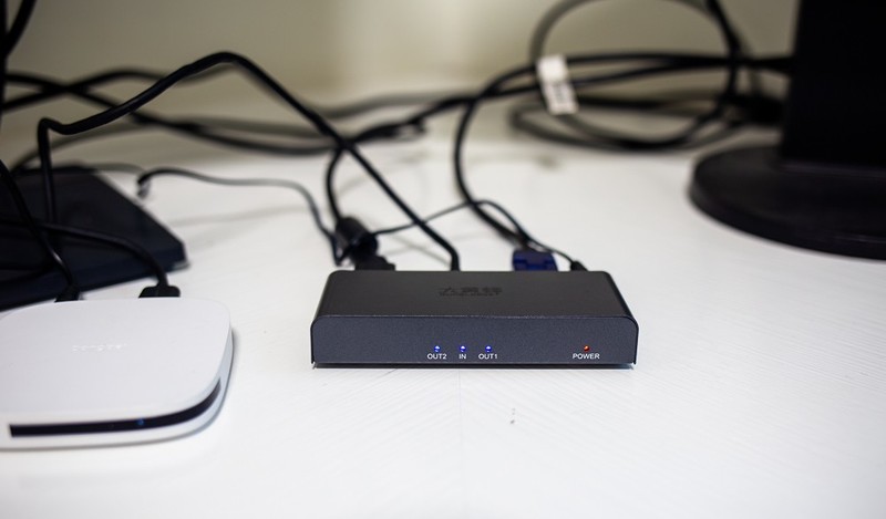 视频信号也劈腿？！大黄蜂HDMI高清分配器轻体验