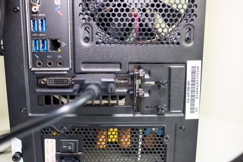 视频信号也劈腿？！大黄蜂HDMI高清分配器轻体验