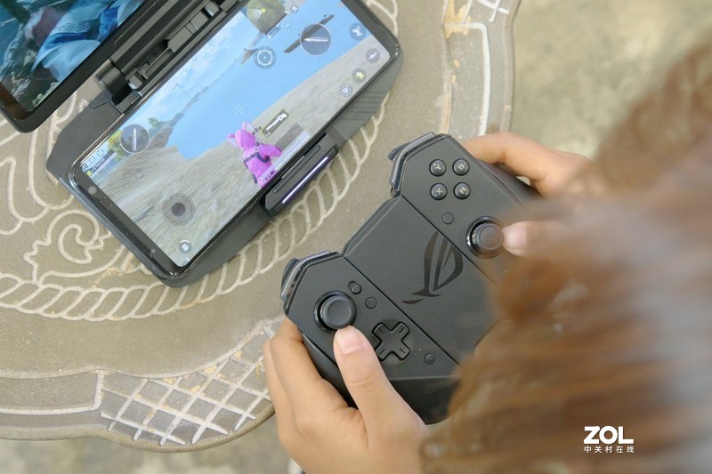 做到极致的游戏手机长啥样，ROG游戏手机3电竞装甲套装告诉你