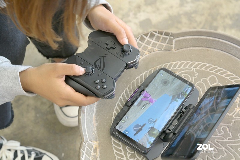 做到极致的游戏手机长啥样，ROG游戏手机3电竞装甲套装告诉你