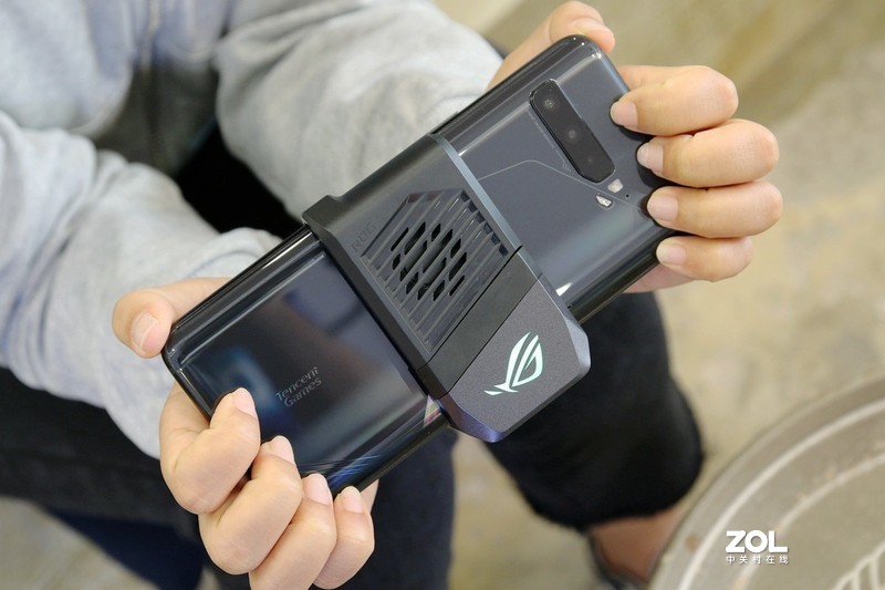 做到极致的游戏手机长啥样，ROG游戏手机3电竞装甲套装告诉你