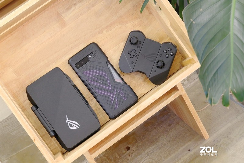 做到极致的游戏手机长啥样，ROG游戏手机3电竞装甲套装告诉你