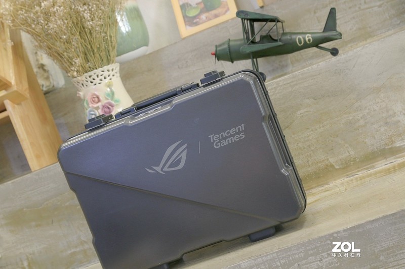 做到极致的游戏手机长啥样，ROG游戏手机3电竞装甲套装告诉你