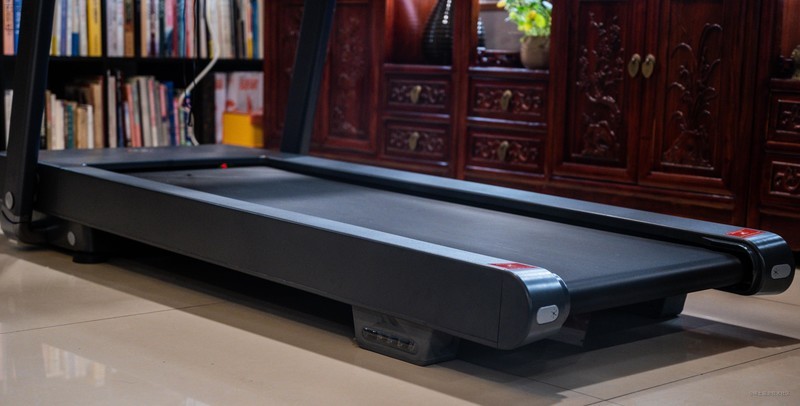 随时开启专业跑步健身，安全低噪不扰邻，体验会追剧的赤兔Air跑步机