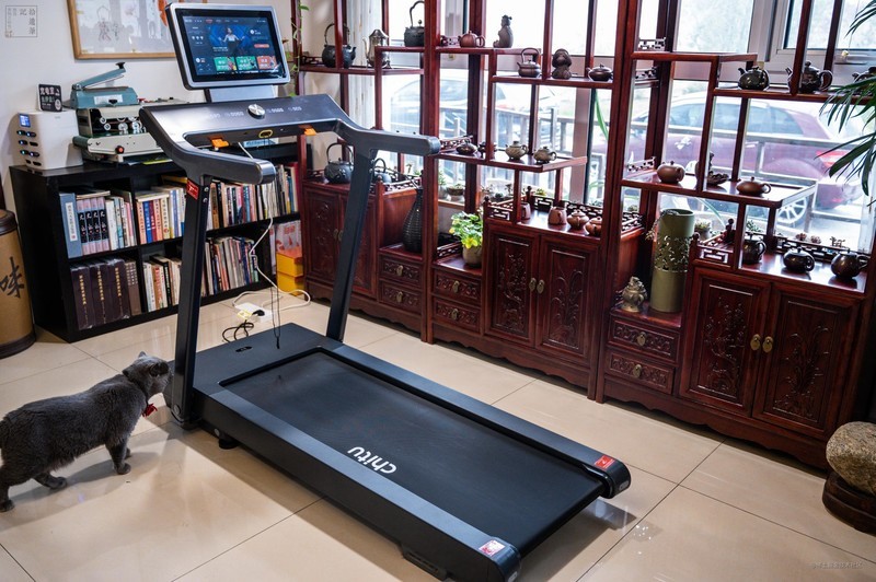 随时开启专业跑步健身，安全低噪不扰邻，体验会追剧的赤兔Air跑步机