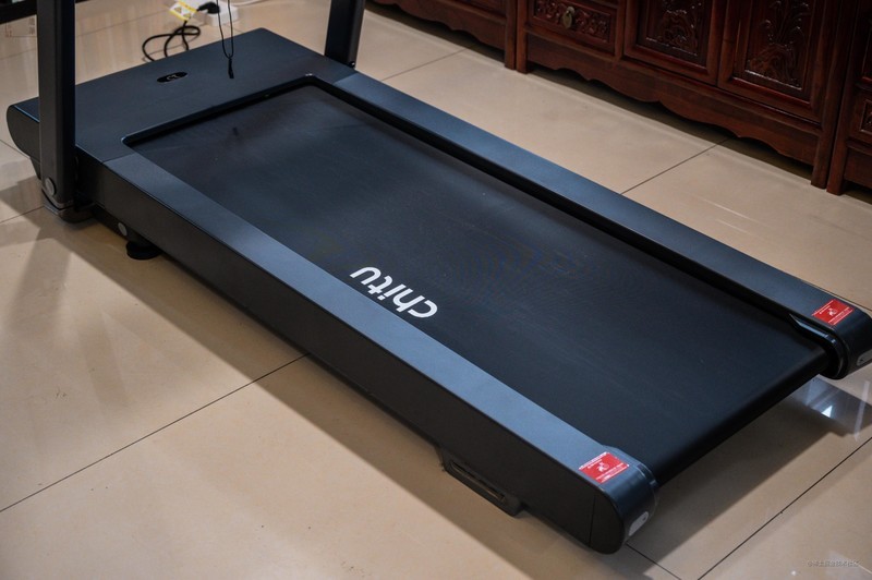 随时开启专业跑步健身，安全低噪不扰邻，体验会追剧的赤兔Air跑步机