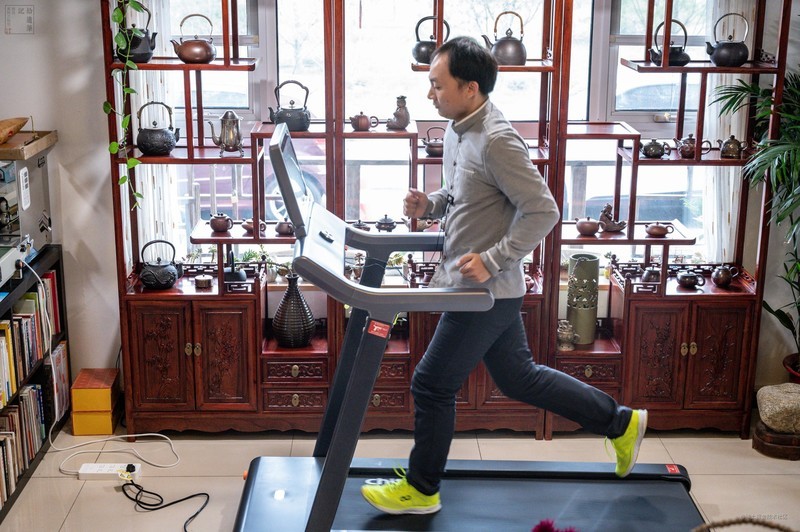 随时开启专业跑步健身，安全低噪不扰邻，体验会追剧的赤兔Air跑步机