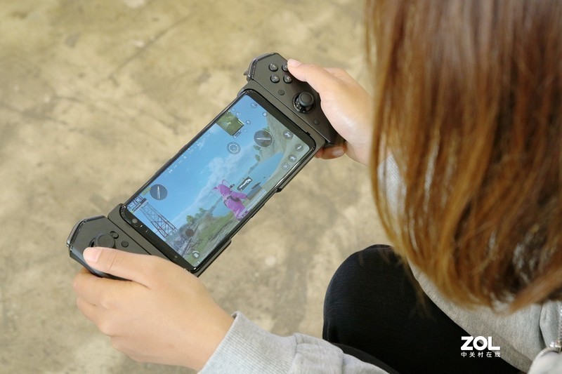 做到极致的游戏手机长啥样，ROG游戏手机3电竞装甲套装告诉你