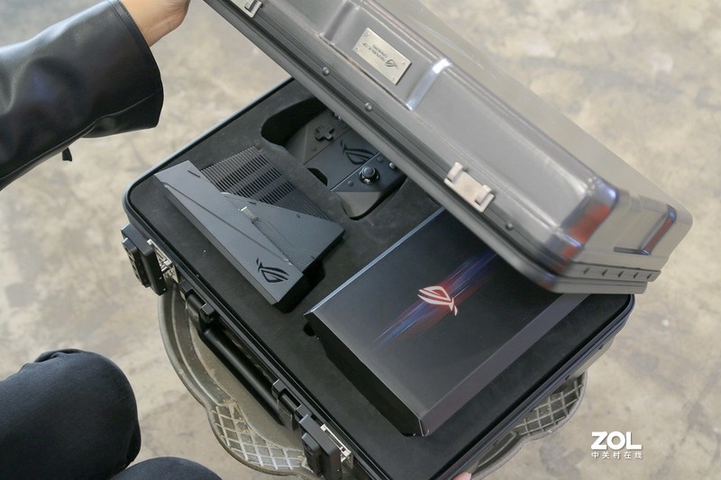 做到极致的游戏手机长啥样，ROG游戏手机3电竞装甲套装告诉你